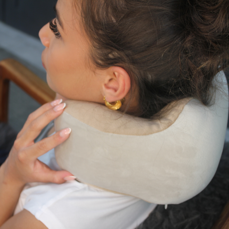 Placér NeckRelief omkring nakken